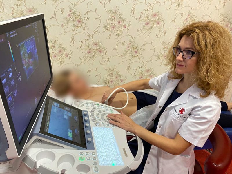 sonoelastografie-mamara-dr-Gabriela-Jumuga Dr. Gabriela Jumuga efectuând sonoelastografie mamară